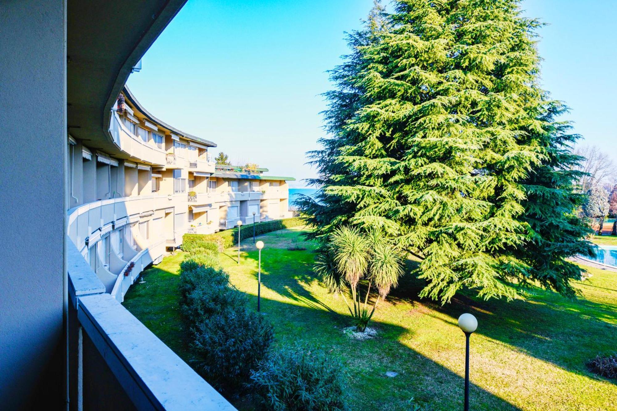 The Riva Apartment Sirmione Eksteriør billede